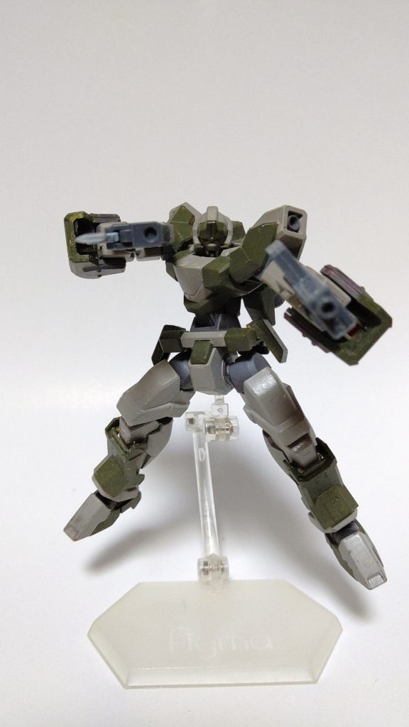 左手のマーカーショットは大口径の至近距離用ハンドガンとして使っているという設定