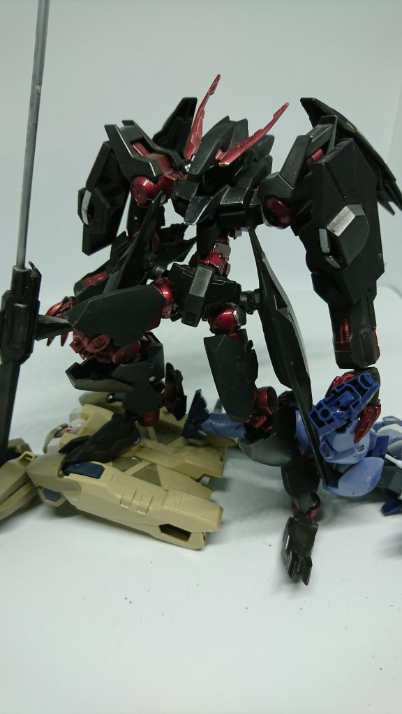 ニーズヘッグは無差別に海賊を襲いそしてテイワズの部隊を壊滅させた、常人では考えられない操縦でまるでMSが意思を持ったかのような操縦だったこの事件の後テイワズ側は新しく「ティアンシー」という組織を設立した