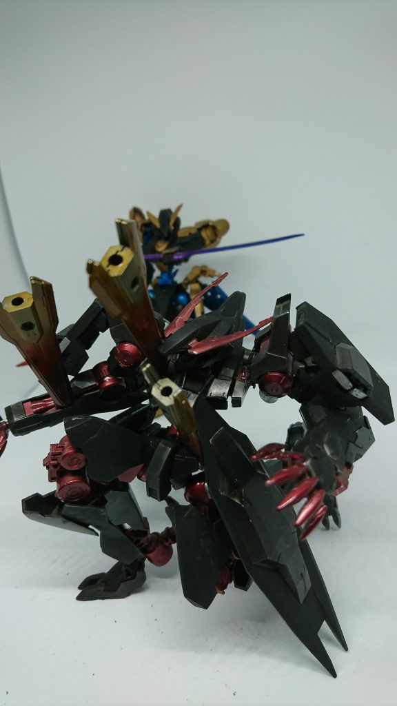 その時未確認のMSがニーズヘッグに攻撃を行い、二機のガンダム・フレームは撤退したそうだ調査部隊はこの機体を「リンドヴルム」と名付け調査を行うことにした