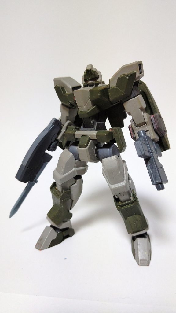 ジェノアスを近接戦用にカスタムしたもの
頭部は風の噂に聞こえるガンダムとかいう超強いやつを模して特注したという設定
デュアルアイなので近距離戦にバッチリだ!