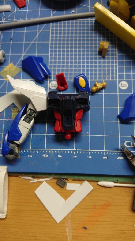 腕はデスティニーの腕に３㎜のプラ丸棒を挿して接着。
ストフリの肩に差し込めるようにしました。