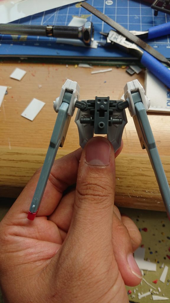 腰部のレールガンは、ビームサーベルをラックするパーツの軸の直径が３㎜だったのでそこにポリキャップを挿して腰部パーツと接続しました。