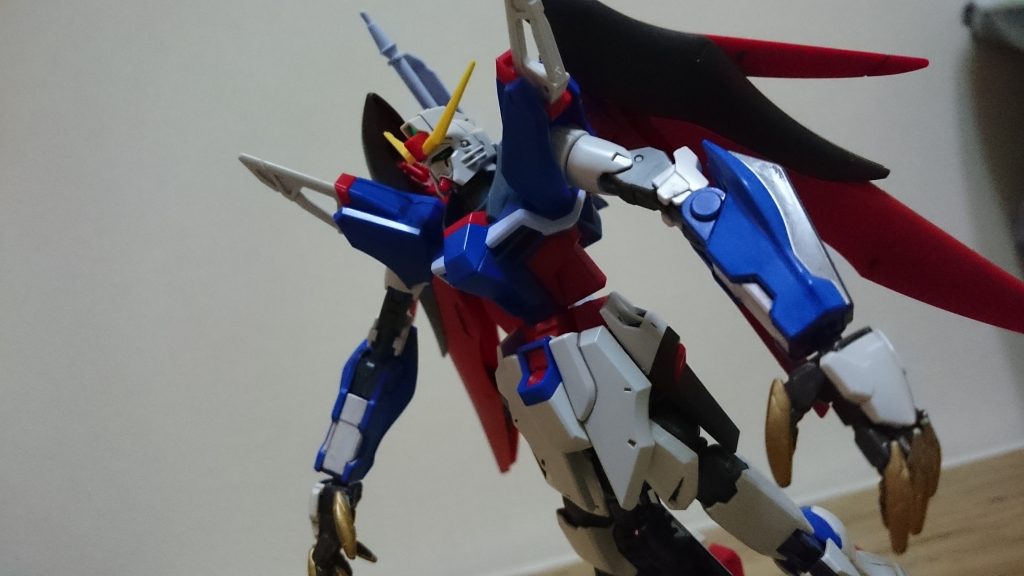 下腕が3mm軸だったのでちょっと転がっていたスローネツヴァイのものを流用したところ、無改造でピッタリでした。
手首も同じく無改造で流用できたレクスに変更、良い感じに異形っぽさが出せました。