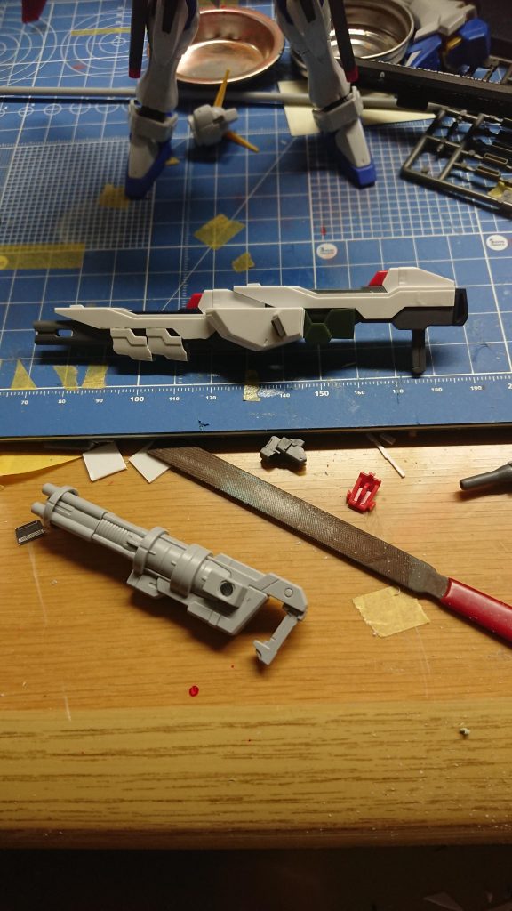 武装はストフリのライフルにジャンクパーツをくっ付けてごつく見えるようにしました。