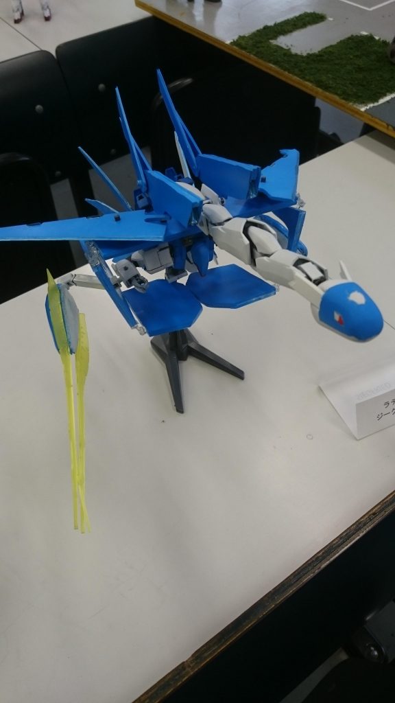 こちらが前作のラティオスです。ざっと2、3年前の物です。こちらもMSになれるっちゃなれるのですが、パーツが崩れやすく戻しにくいのでリ・ガズィ見たいな運用になりそうです。
完成品ですが、今作までたどり着くまでの過程として載せて頂きます