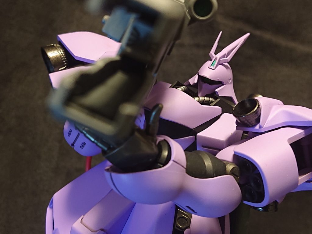 リック・ドムのビームバズーカを縦に重ねたビーム砲。発射口は先端ではなく内側でヴァーチェみたいな感じにした。銃火器をこれだけにするために腹部メガ粒子砲もオミット。腹部動力パイプの存在意義がなくなったが、かっこいいので残した。