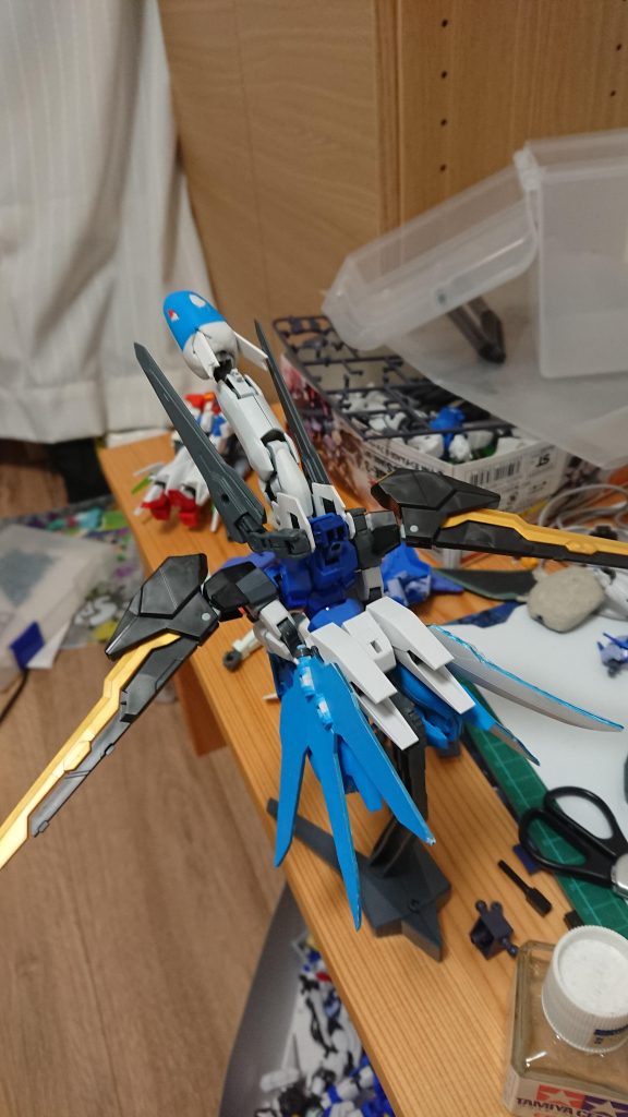 塗装前の姿です。一部塗装してあるのは前にラティオスを作ったことがあるからです。