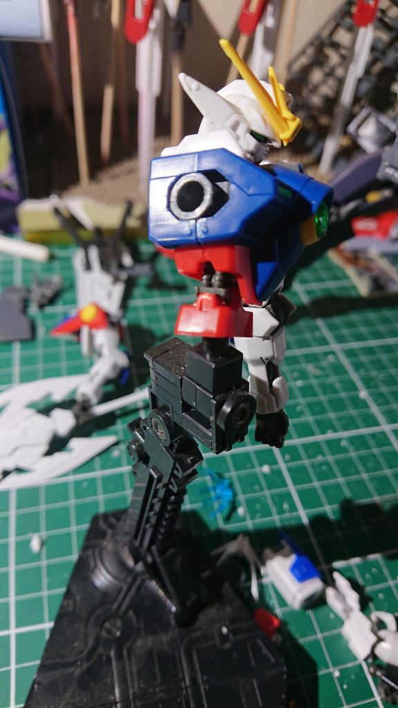 フリーダムの脚に対してW0の胴が短いのでジャンクを使って延長。(たしかボルアムのパーツ)
空いてしまった隙間にはバルバトス第四の上腕のパイプパーツをピンバイスで開けた穴に挿して埋めている。