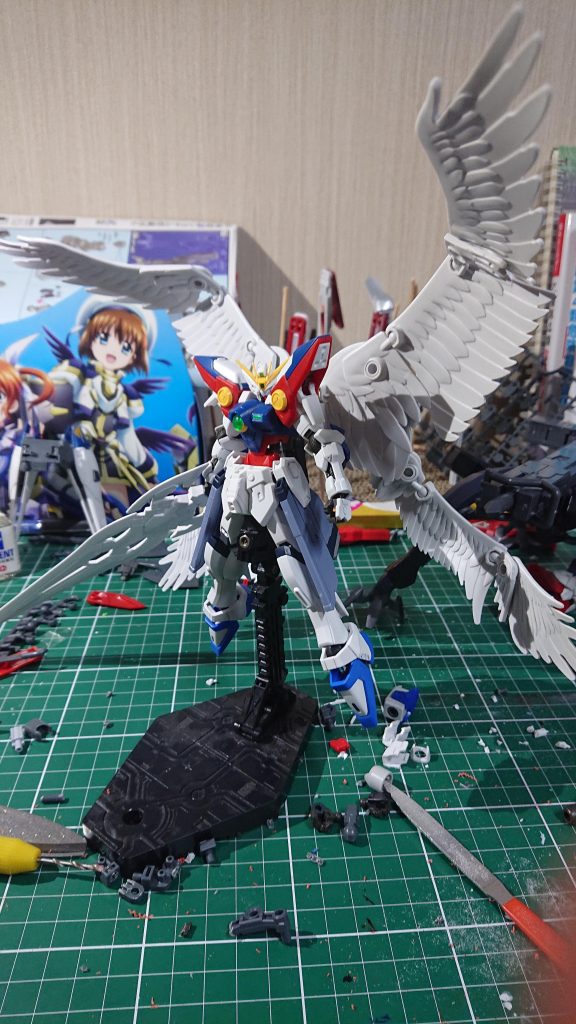 塗装前の全体像。
今回使用したのは、素体としてW0、両腕にバルバトス第四、脚と両腰にフリーダム。
武器はホビージャパン付録の物を。シールドは旧デスティニーを。