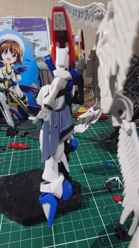 背中のスカイハイウイングは延長した胴だと支えきれないので、画像のようにジャンクと三ミリ棒で背中と腰の二ヶ所で固定した。
これにより胴の可動がほぼ効かなくなるが、あまりブンドドするわけでも無いのでこれにした。