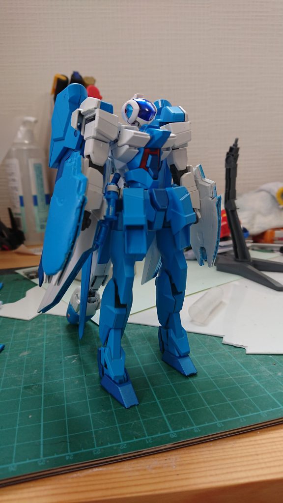 こちらがモビルスーツ形態です。尻尾のお陰で自立できます。腰のサイドスラスターはヴェイガンの推進システムを使っており、普段は閉じてますが、ラティオス形態のときや最大出力を出すときに展開するようにしてます。イメージはMoEのゼハートがキレた時にレギルスの背中が翼みたいに広がったやつ