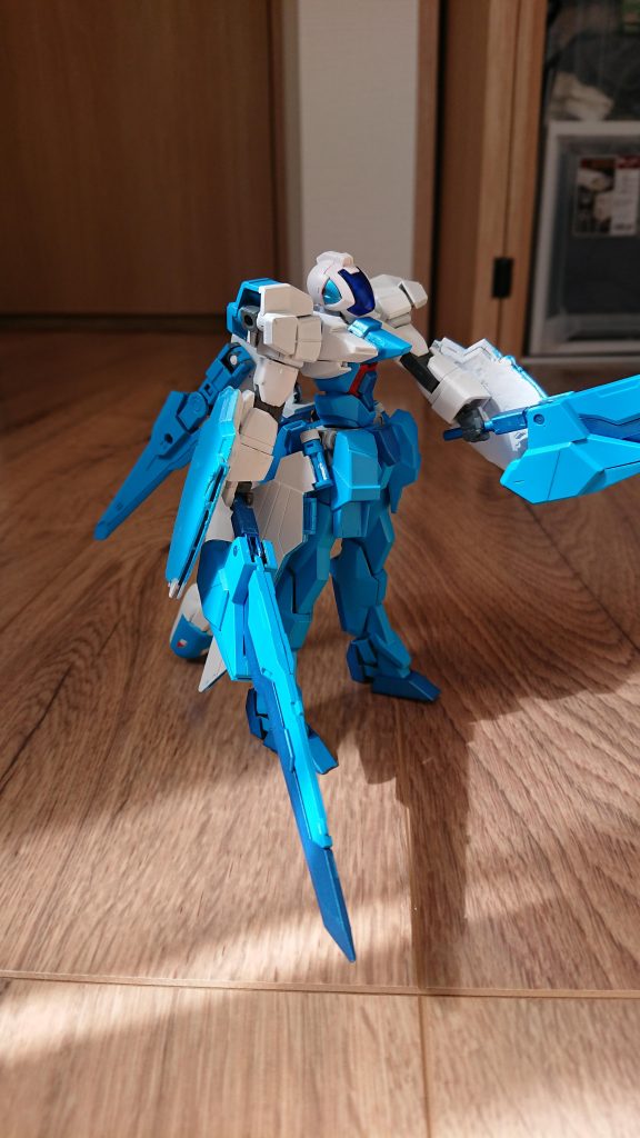 シュバルツリッターの剣を羽に使ってるので、難なく手持ち武器にできます。この時、肩のパーツを回してパワーシリンダー接続!見たいな事ができます。