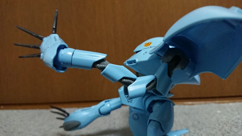 実は腕の蛇腹最初１個分作り忘れてました