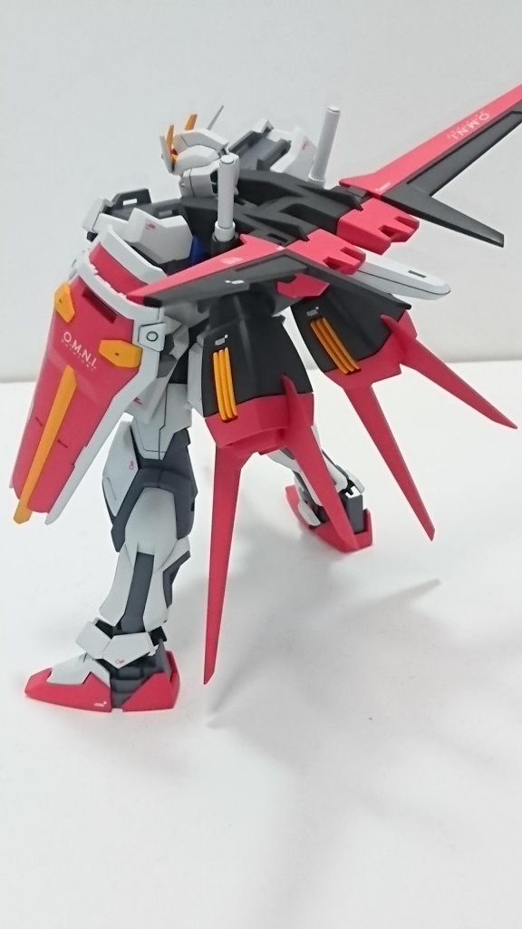 デカールは控えめに貼ってます。

SEED系のガンダムって整備するときはグレーの状態だから赤やグレーの注意書きは？なんですが模型的な見映え優先で。