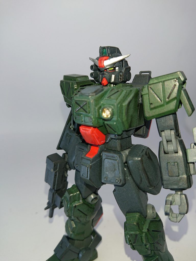 胸にスプラッシュビーム(ドムの腹のやつ)を装備していて、連邦のビーム兵器に対しても対策を。(漫画アグレッサーでの戦闘シーンから参照)