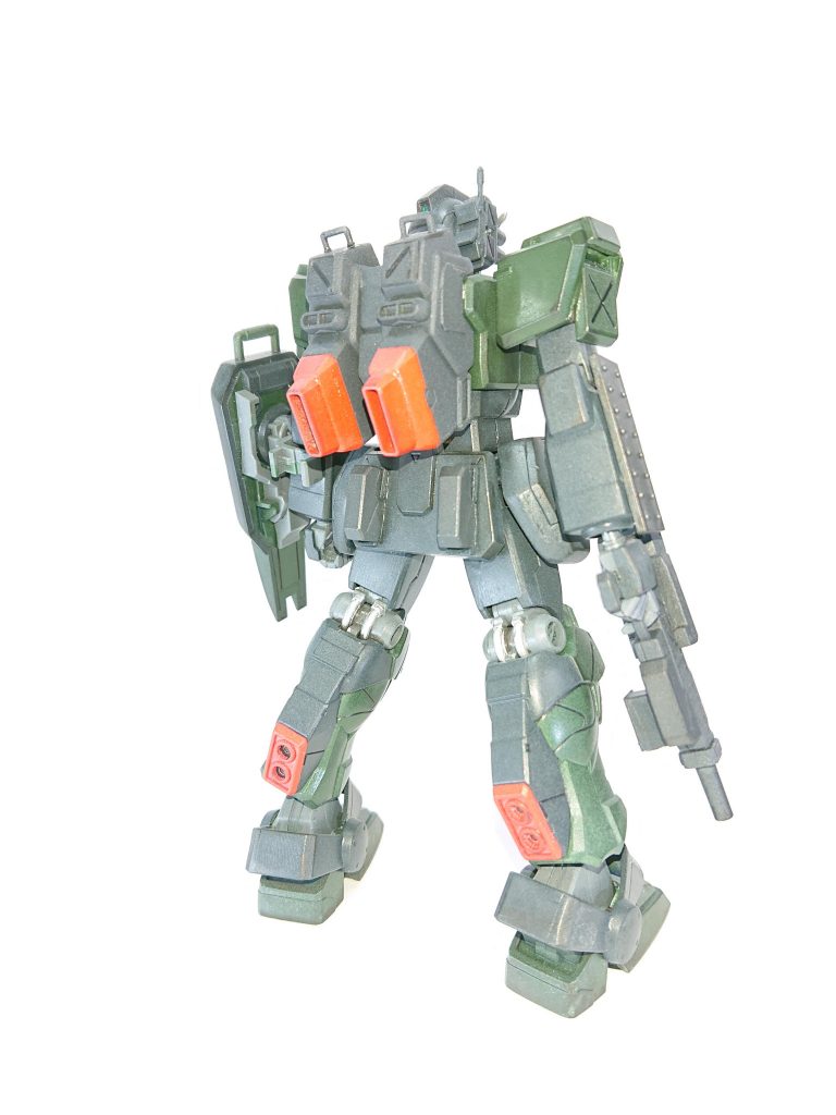 背面はストライカーのパーツ多く、陸ガンにジムストライカーの機動力があると思うと凄まじい気がしますね… 腰に予備マガジンを2つつけてます。