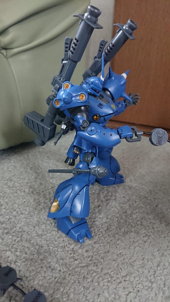 元々の成形色が黄色の肩部分のバーニアも金で塗りました