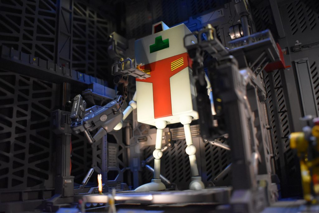 続々と開発されるモビルスーツ。
ノンスケールですが、1/144キットと並べても違和感はありません。