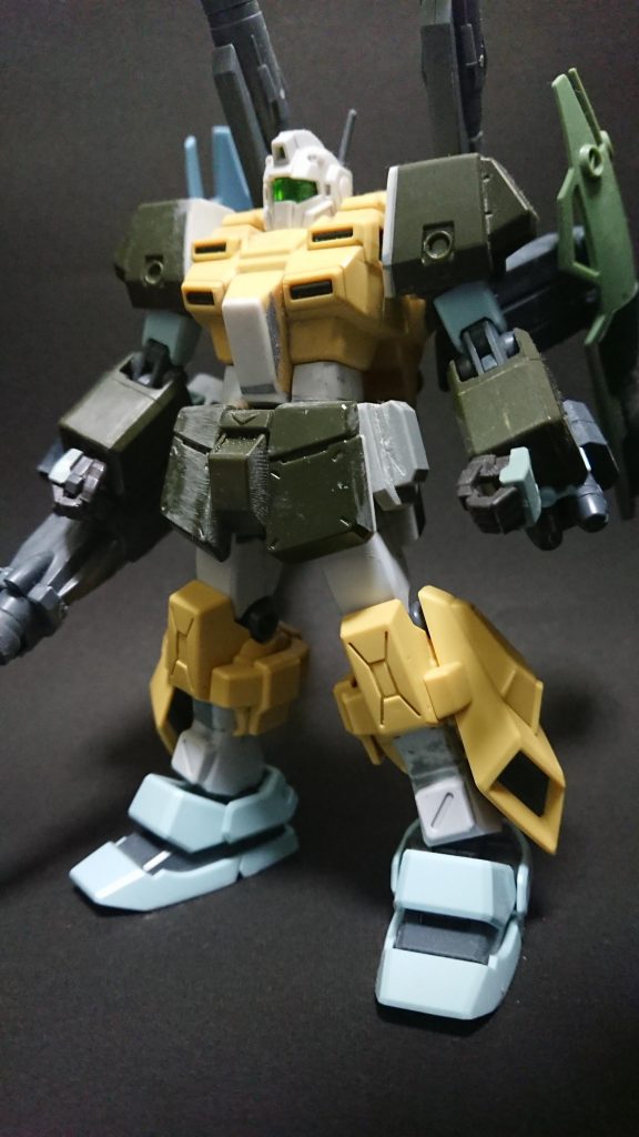 塗装前。
腰と腿、脛で1~2㎜づつ延長処理してます。