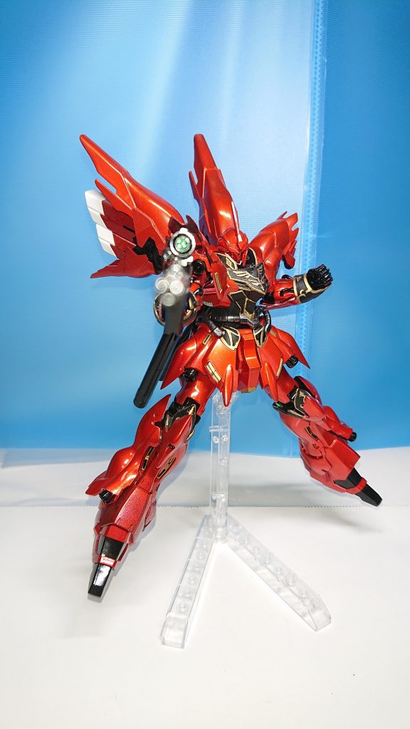 エングレービング部をガンダムマーカーゴールド筆塗りで塗装しました。そして艶消しトップコートを吹いています。