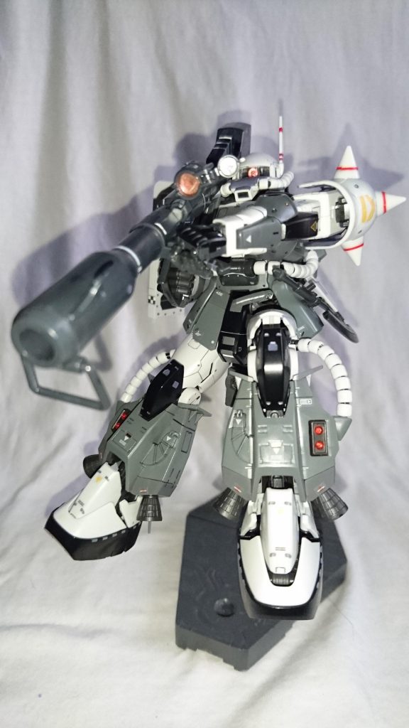 ジャイアントバスを構えさせれば、気分は敵艦のブリッジを潰すエースパイロット。スコープのレンズはクリアパーツの裏からガンダムマーカーのメタリックレッドで塗装。
