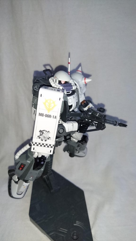 思い出の構図 (詳しくは「ガンダムウォー ザク エリック」で検索) をちょっとだけ意識しつつザクマシンガンを構えさせてみたり。シールドのエンブレムが良く見えますね。