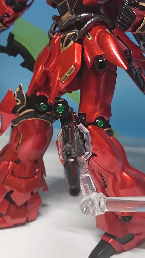 膝関節とライフルのセンサー部には、MSサイトレンズを嵌め込んでいます。