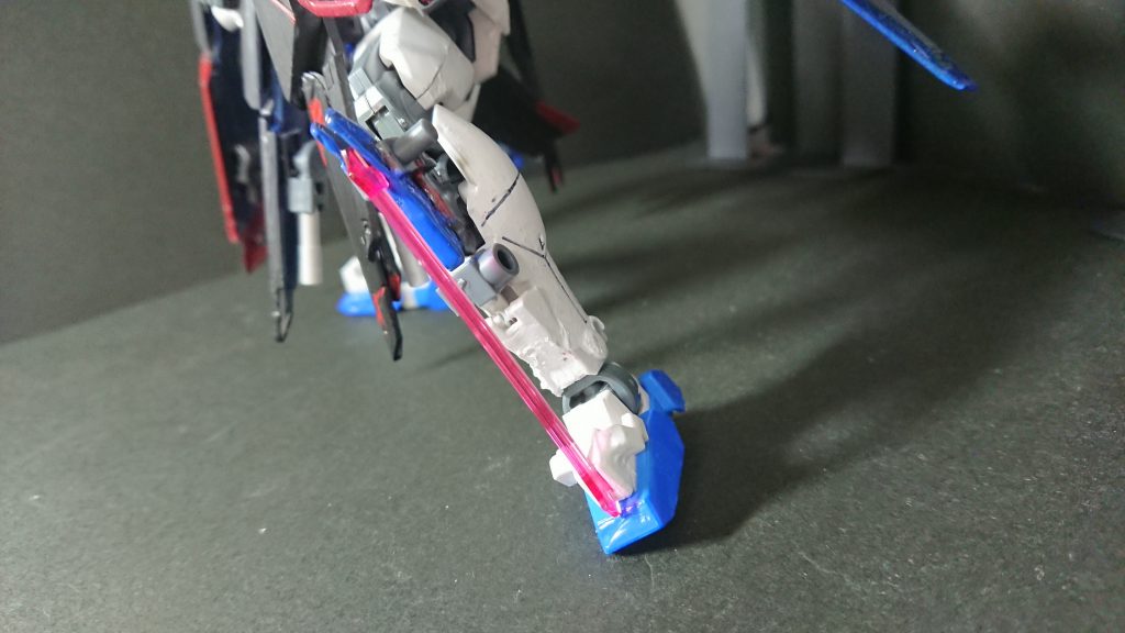 脚部にビーム刃を自然につけれる