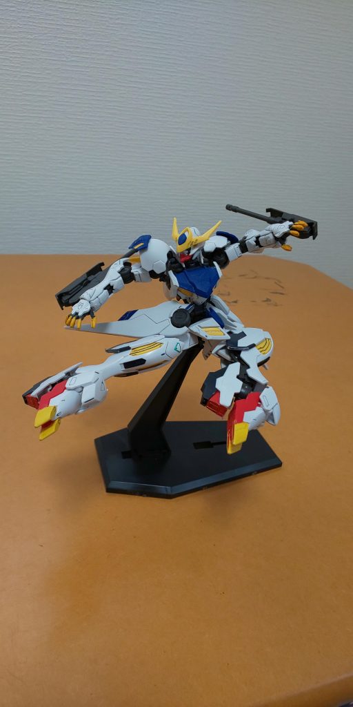 ライダーキック。鉄血とooとageのプラモは稼働範囲が広いので触ってて楽しいですね。