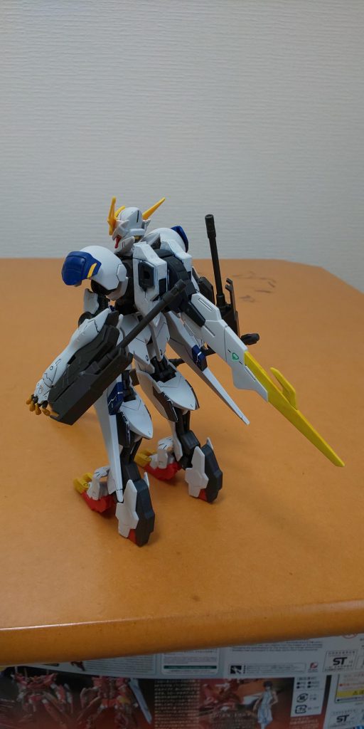 フロントとバック。ルプス成分は頭部、腕部、腰部と胴体、武器。レクス成分は肩部と脚部、バックパックです。バックパックと手足の爪、テイルブレードと踵は塗装してますが、他は墨入れのみでトップコート吹いてます。つや消しした後の触り心地がたまらん。