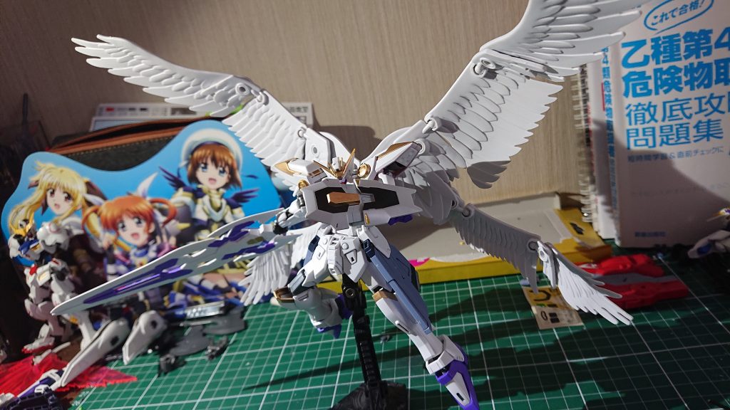 バックユニット装着。
巨大な四枚の羽根にもPS装甲を初めとした防御能力は付加されており、それでいて高い機動力を有している。