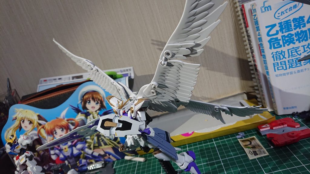 遠距離武装こそマシンキャノン程度しか無いものの、持ち前の機動力を活かして戦場を駆け、高い防御力で味方を守護する。