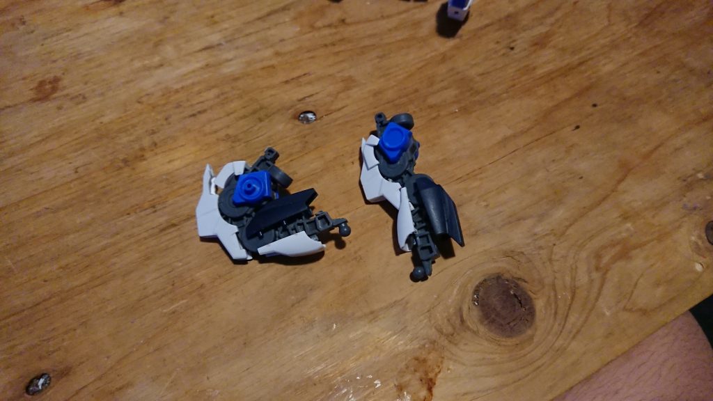 続いて脚です
シュヴァルべグレイズのフレームを使ったので可動域は良好(ちなみに写真のはボツなった)