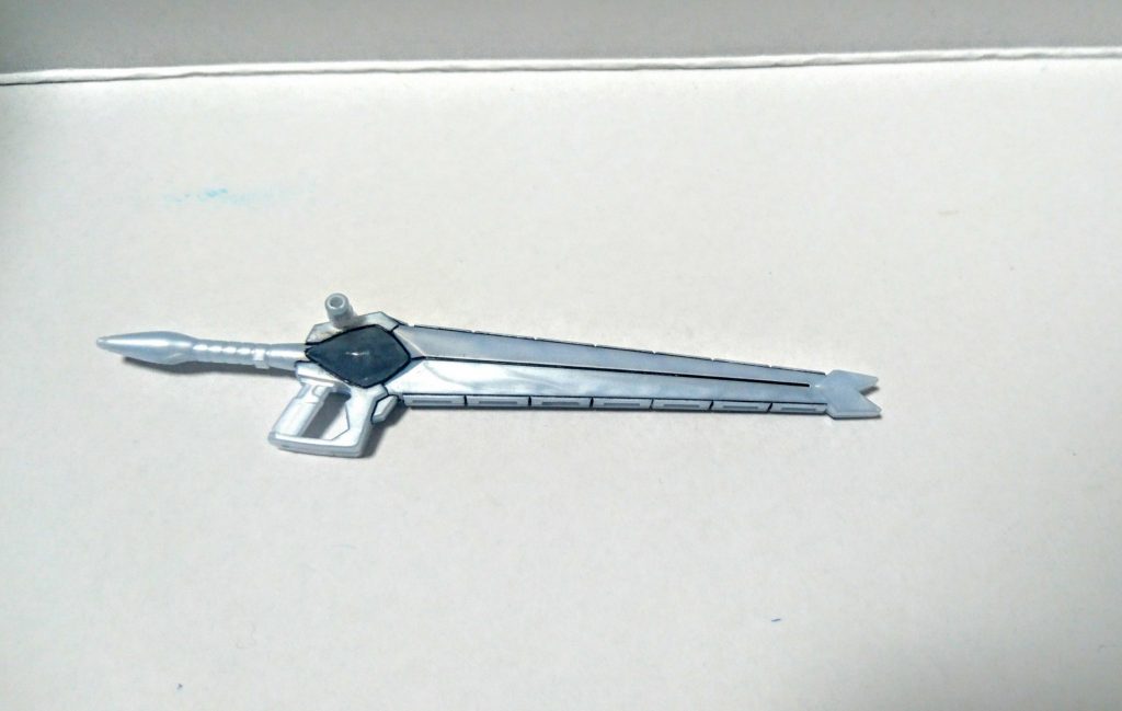 専用ビームランチャーはムラマサブラスターからドクロを削り、グレーで塗って誤魔化しました
専用ハンドじゃないと持てない造形だったのでハンドガード状のパーツは切断しました。