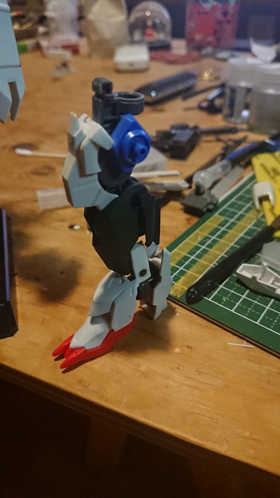 ルプスの足をつけるための加工と装甲をレギンレイズのに変更
写真には撮ってないのですがジャンクやパテを使って盛りました