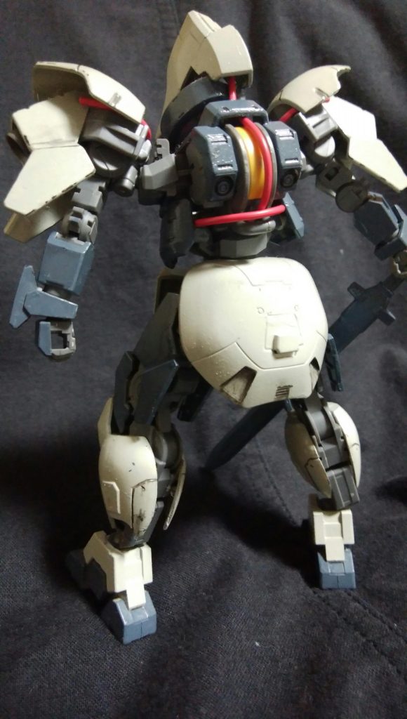 背面:赤い部分は電線。