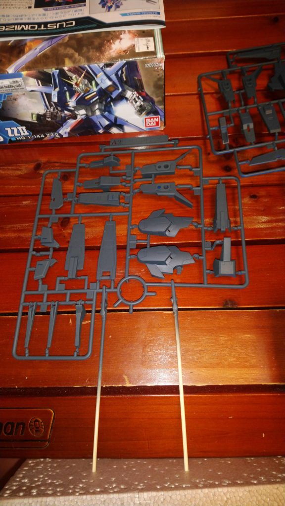今回制作するにあたり、初めてランナー状態でのスプレー塗装に挑戦してみました。組立後の塗装は楽になりましたが、ニッパー跡の処理や、塗装の吹き残し箇所リタッチなどがあると、手間は一緒くらいだったかなーと思います。