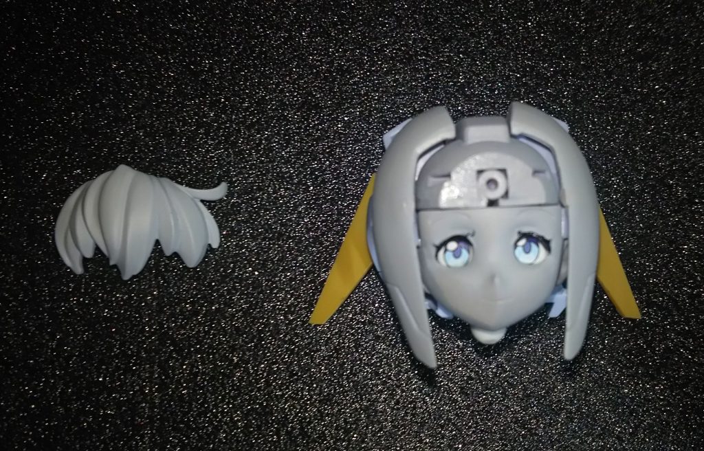 一番時間のかかった頭部。フェイスパーツは1mmプラ板を頬から顎に貼り付けてナミさんの顔パーツと同じくらいの大きさに変更。ツインテール状のスタビライザーは切り飛ばしてプラ板で新造しました。
頭部も脳勃起してるように見えたので接続位置も1.5mmほど紫のパーツを幅詰めして上にあげてます
前髪はモールド位置がずれたのでネオジム接続に変更