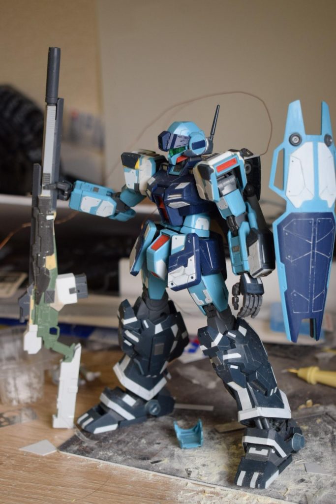 ジムスナイパーⅡにジェスタの膝下をミキシング。ジェスタの足をジムスナ風に改造し、上半身もサイズアップ、プロポーションに気を使った作りになってます。