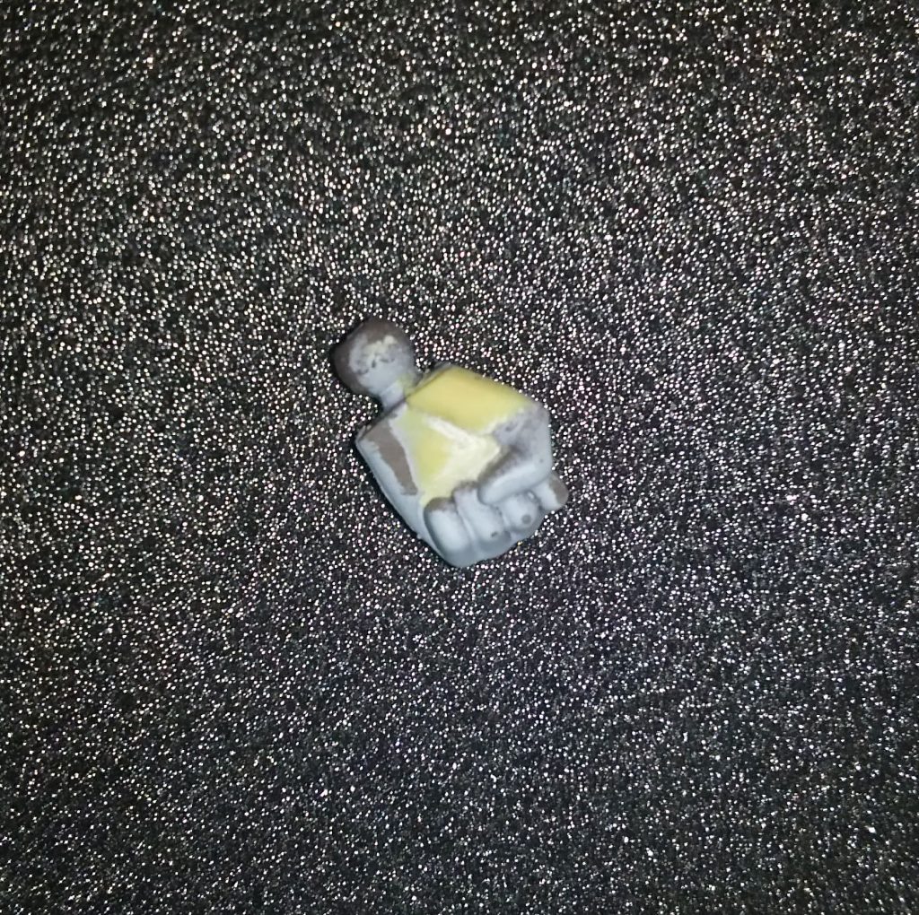 製作中に期間あいたりしたせいか左の平手を無くしたので余っていたナミさんの拳をもらってきてパテもりしたりスジボリしたりしてそれっぽくしました