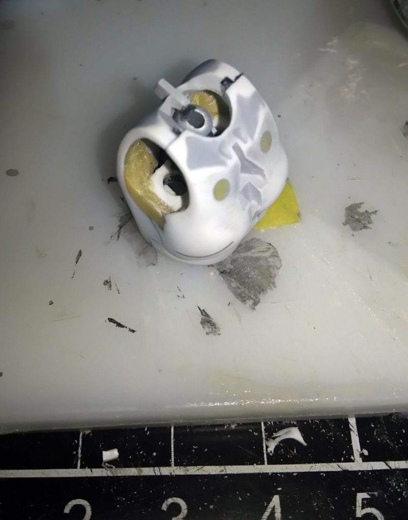 肩は接続部を2mmずつ内側に移動して脇をエポパテで裏打ちして削り込みました。首は切断すると4mm穴があいてるので軸ように4mmプラパイプを仕込んでアトハメとしました。モーターツールないのでかなり時間かかった部分