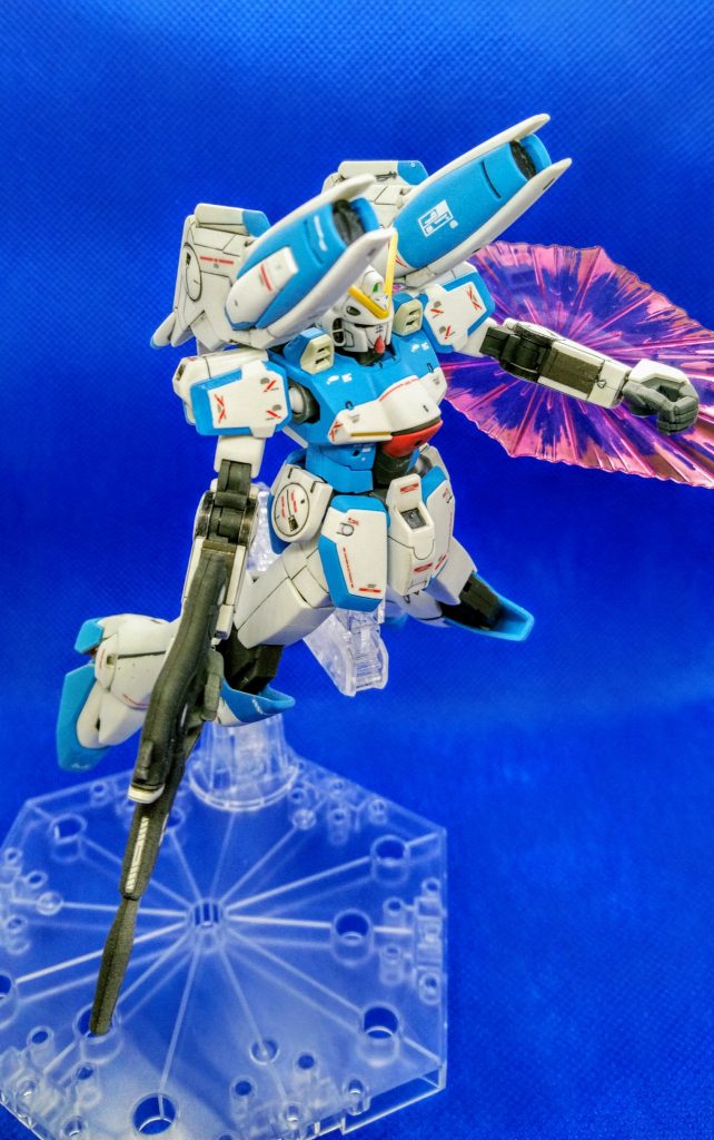 カラー変更箇所として、
・肩部や膝部をブルーに着色
・腕部の一部をホワイトからダークグレーに変更
・オリジナルとして肘部と、つま先部をレッドからブルーに変更
また、ハンドパーツをワンサイズ大きい物に差し替えています。