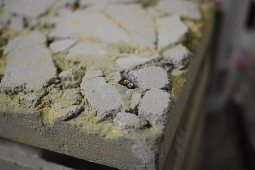 足で見えなくなるところに電源用端子が仕込んであったりします。