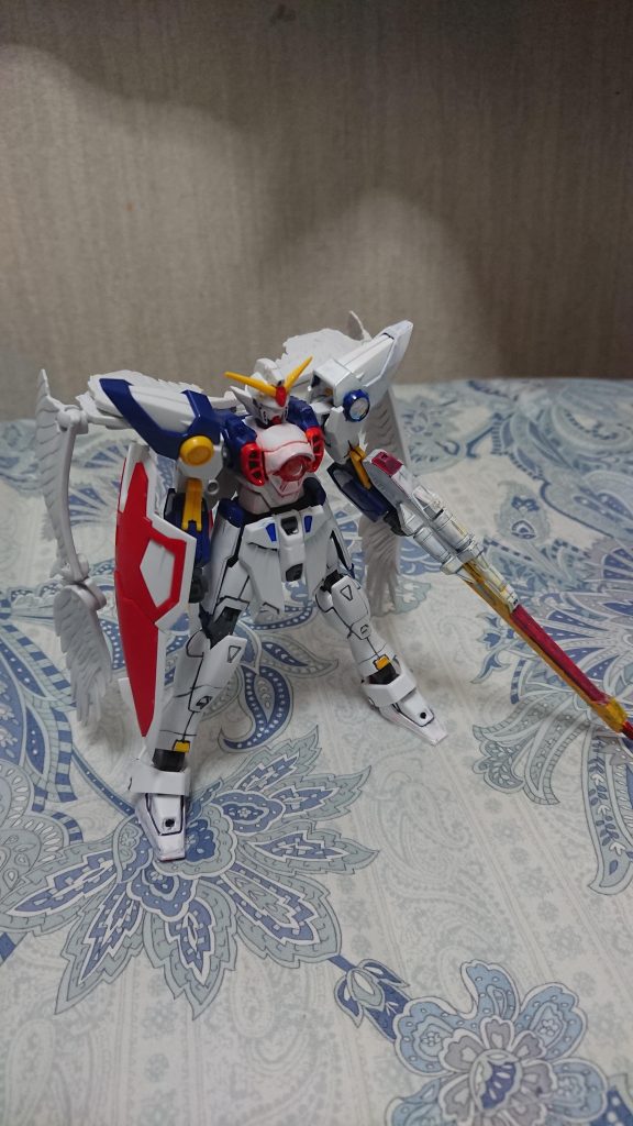 左手にバスターライフルを装備しているのは、高町なのはが左利きだという設定からきています。