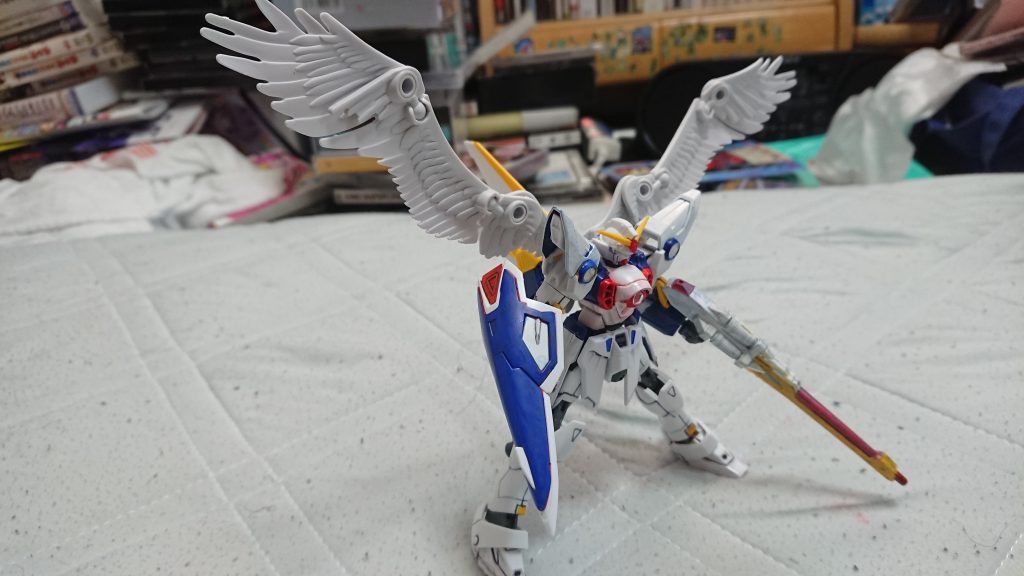 四枚の翼を展開することで、バスターライフルの最大出力であるスターライトブレイカーを発射することが可能である。