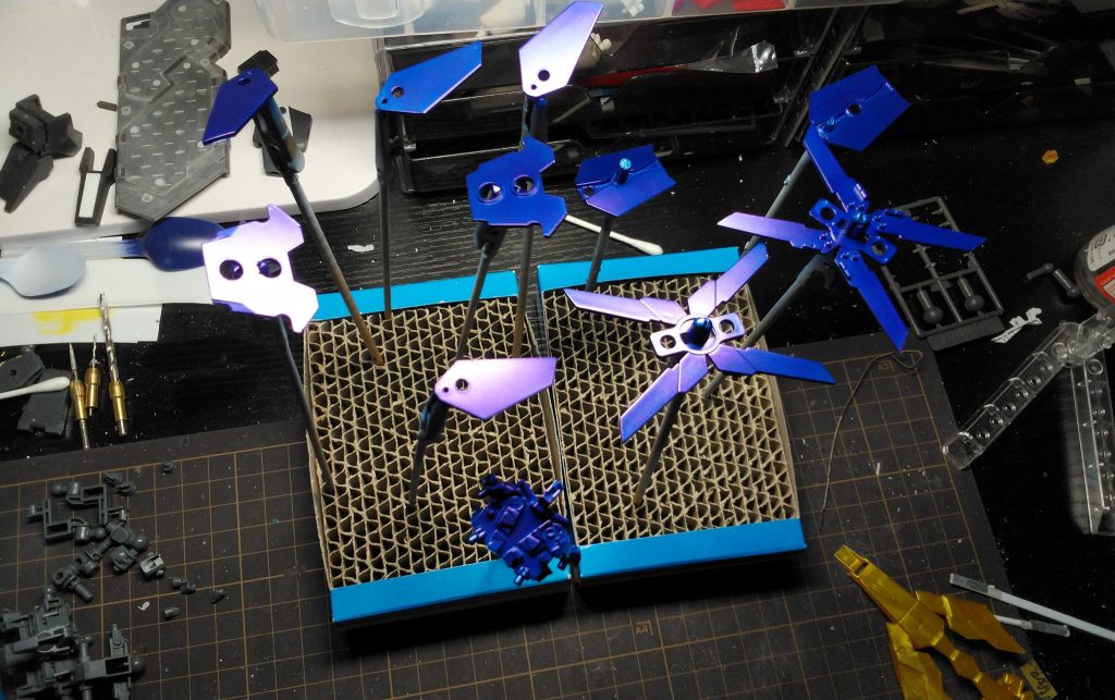 サイコフレーム部分の塗装後です。
光の角度によって色が変わるのが写真だと分かりづらいです・・・。