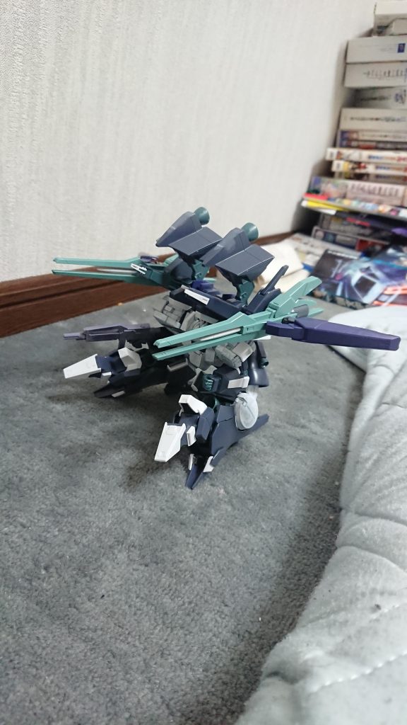 鳥に似た形態に変形する。高出力ビームキャノンは両形態でも、発射出来る上、チャージ時間も1分に抑えられているため化物じみた火力と性能を持つ。