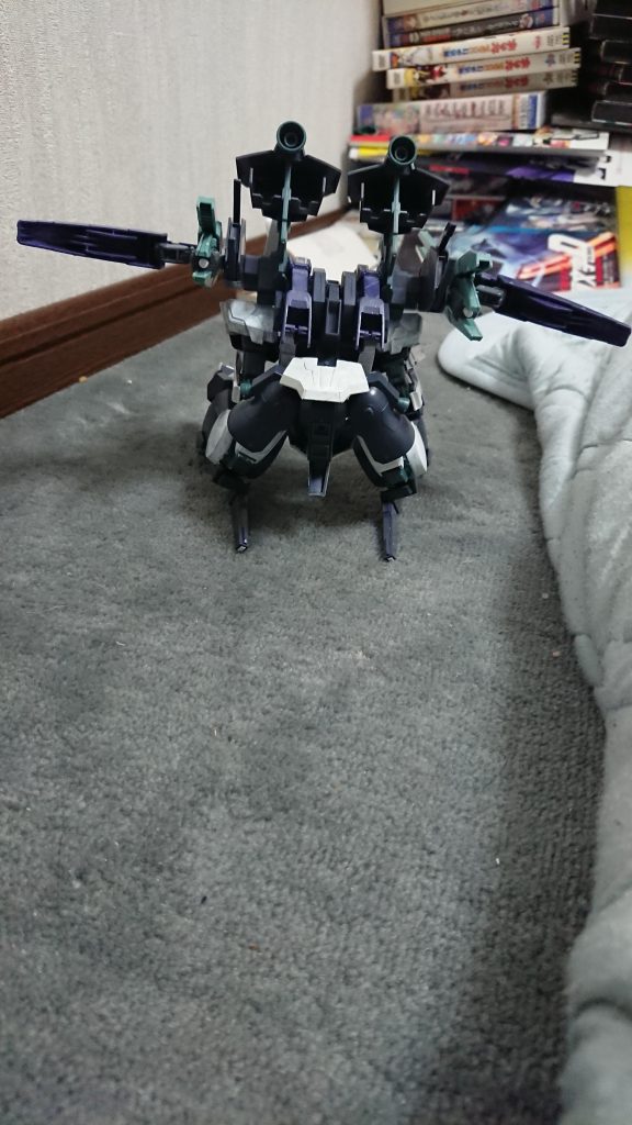 装甲の薄さ故に、背部が死角になるため高速移動が必須となる。