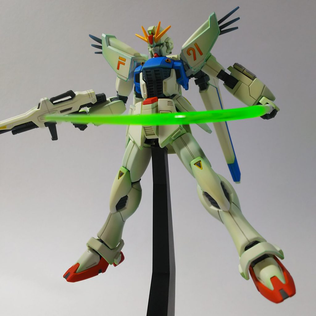 ビームサーベルは付属のものを曲げて、躍動感のあるものを目指しました。