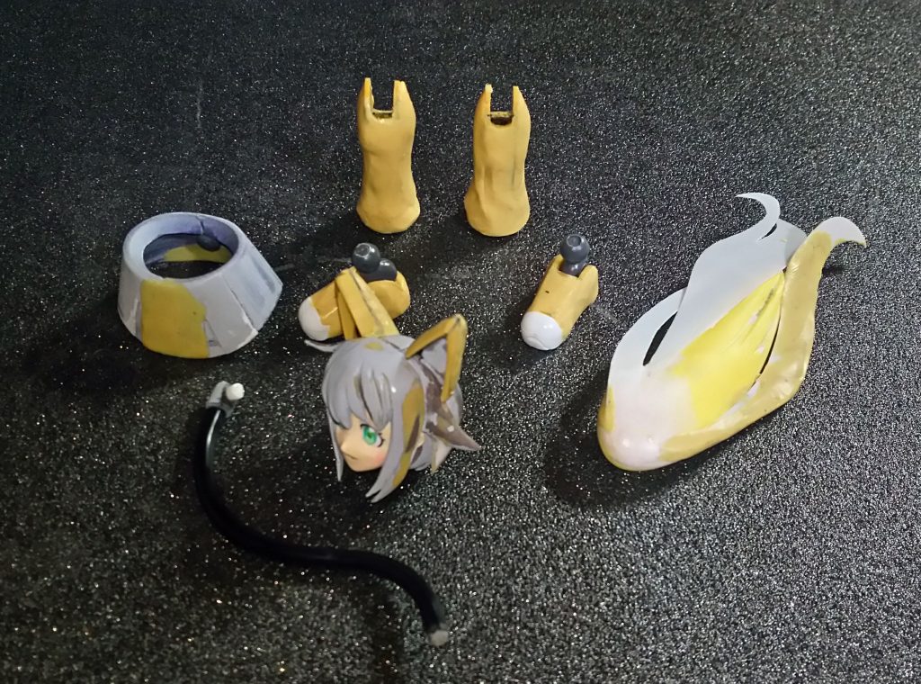 楽しいパテ盛り。削り出しは電動ツールなんて良い物もってないですし
酔っぱらいながら作業して指削って出血したり大変でした
しっぽは2mmのアルミ線で形状を作って電子工作用の熱収縮ケーブルを何枚か重ねて3mmまで太らせて作ってます